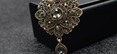 Возвращение к прошлому: история и стиль ретро-брошей